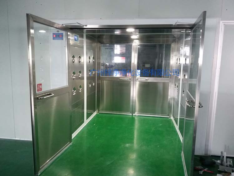 雙開門貨淋室前門打開,后門緊鎖 防止潔凈室與非潔凈室空氣對流。